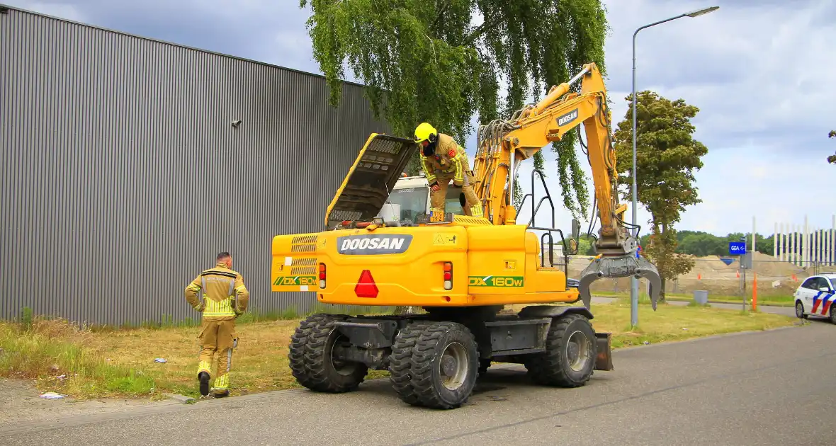 Grijpmachine vat vlam in loods - Foto 7
