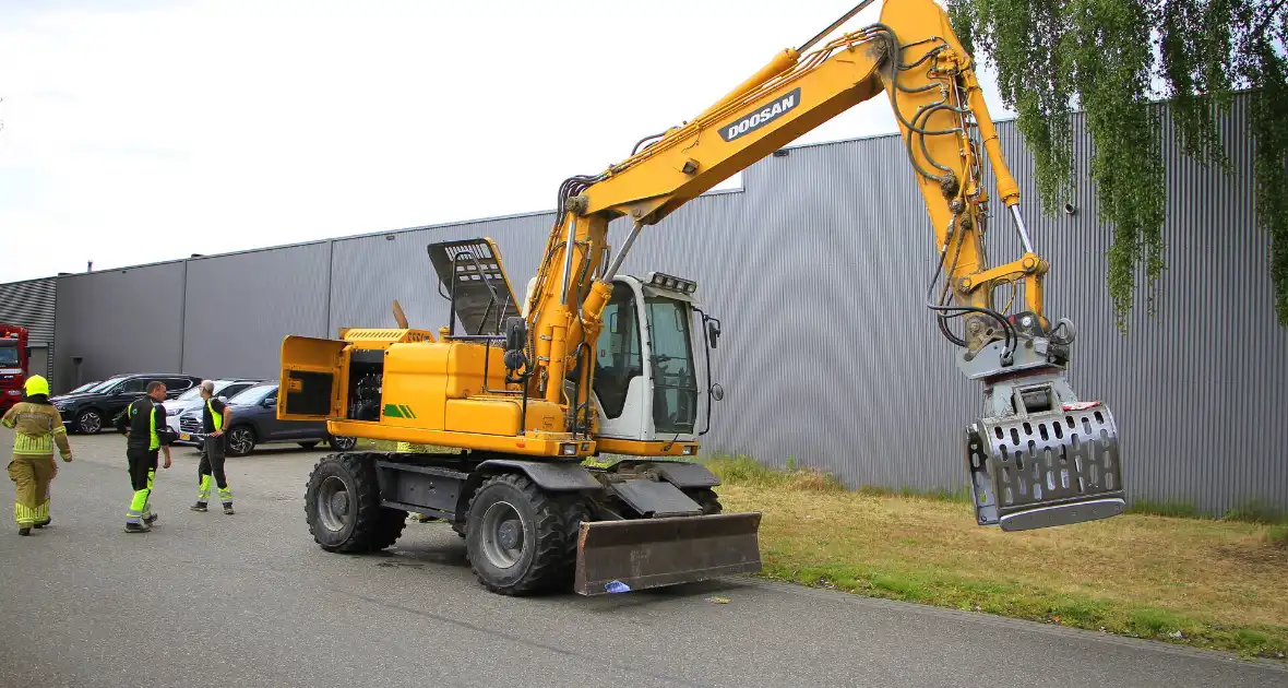 Grijpmachine vat vlam in loods - Foto 9