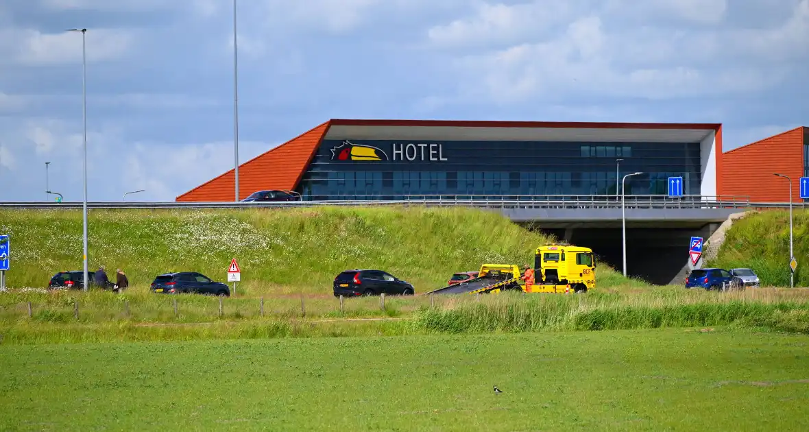 Twee voertuigen afgesleept na kopstaart botsing - Foto 1