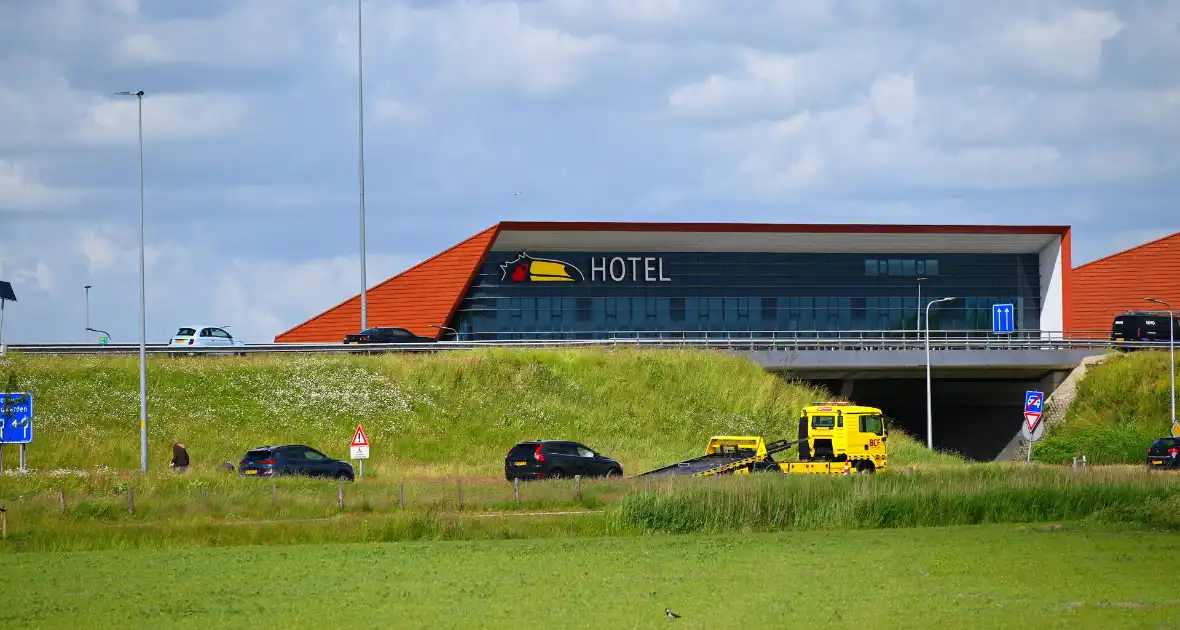 Twee voertuigen afgesleept na kopstaart botsing - Foto 2