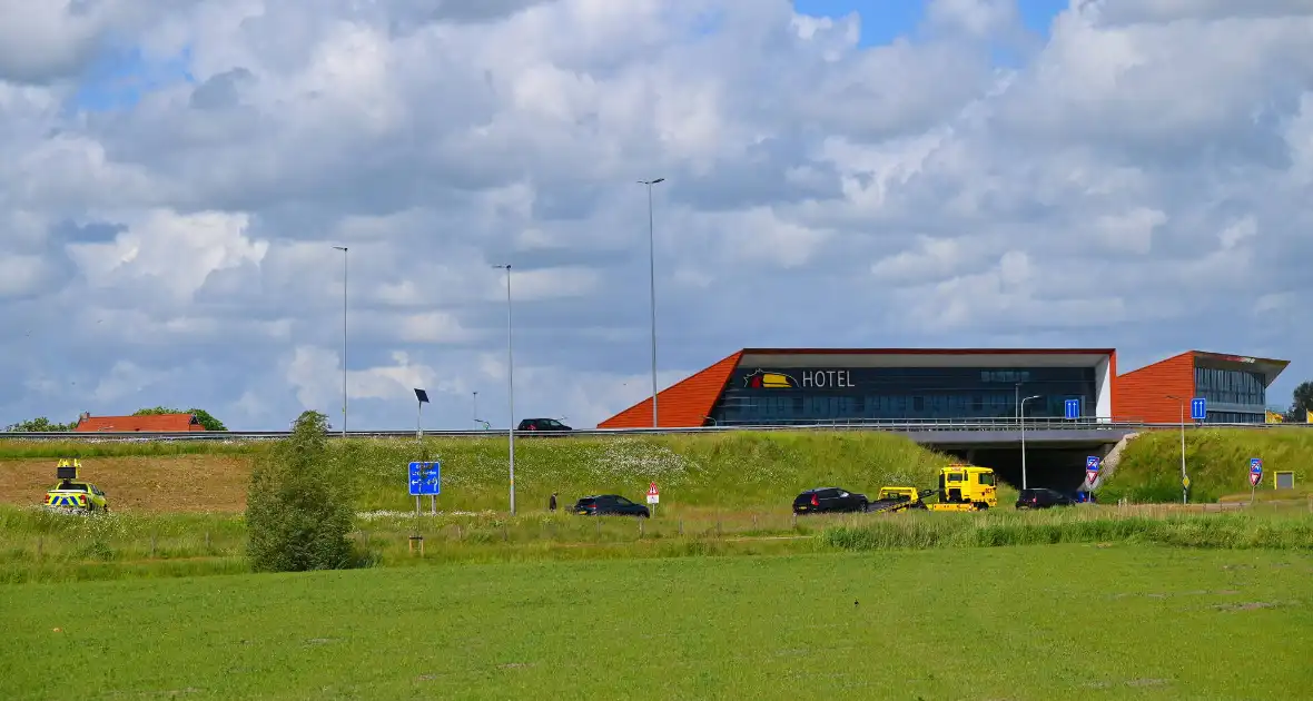 Twee voertuigen afgesleept na kopstaart botsing - Foto 3