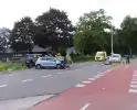 Bestelbus en personenauto met elkaar in botsing, brandweer assisteert bij bevrijding automobilist