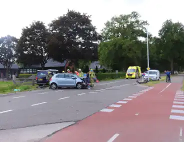 Bestelbus en personenauto met elkaar in botsing, brandweer assisteert bij bevrijding automobilist
