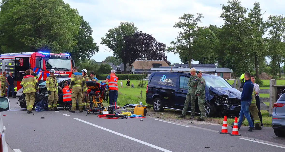 Bestelbus en personenauto met elkaar in botsing, brandweer assisteert bij bevrijding automobilist - Foto 1