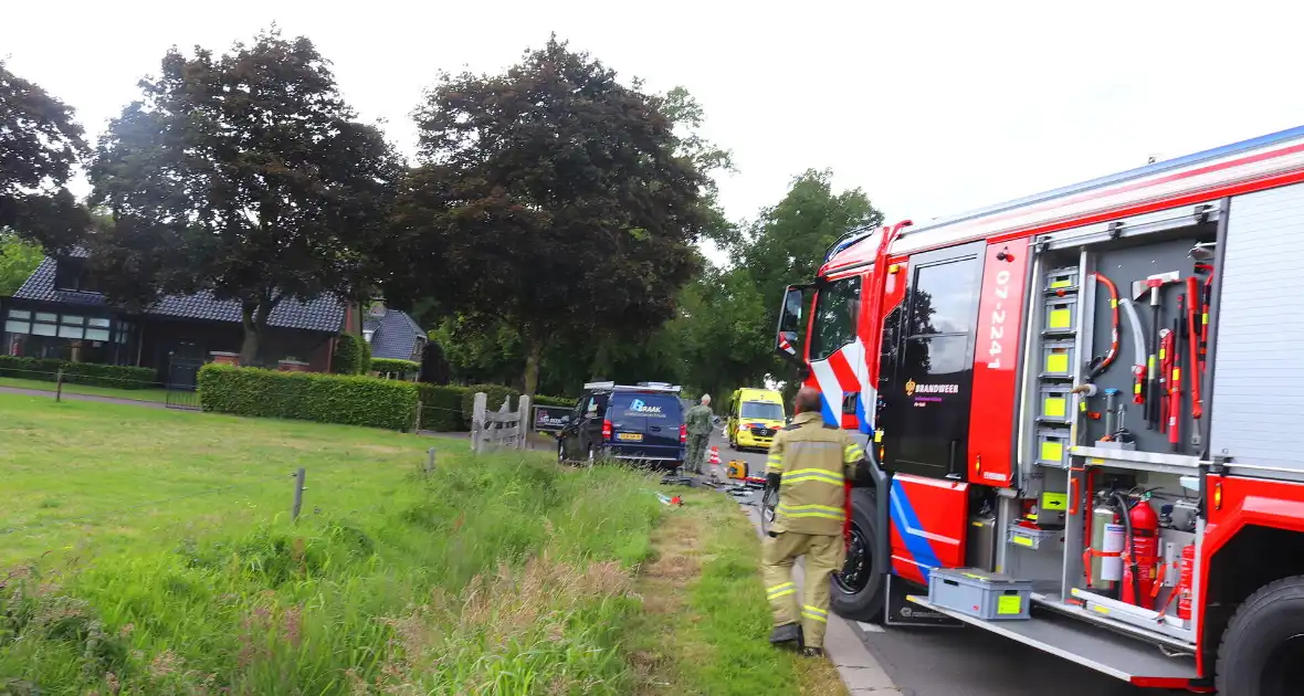 Bestelbus en personenauto met elkaar in botsing, brandweer assisteert bij bevrijding automobilist - Foto 2