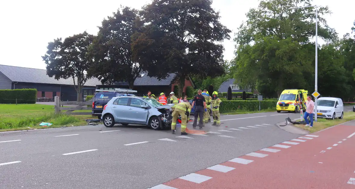 Bestelbus en personenauto met elkaar in botsing, brandweer assisteert bij bevrijding automobilist - Foto 3
