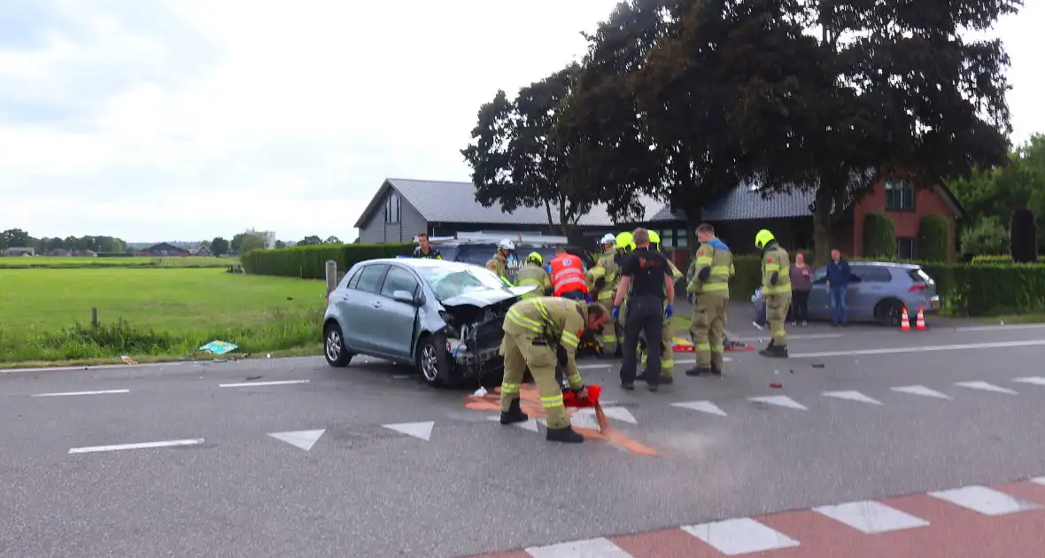 Bestelbus en personenauto met elkaar in botsing, brandweer assisteert bij bevrijding automobilist - Foto 4