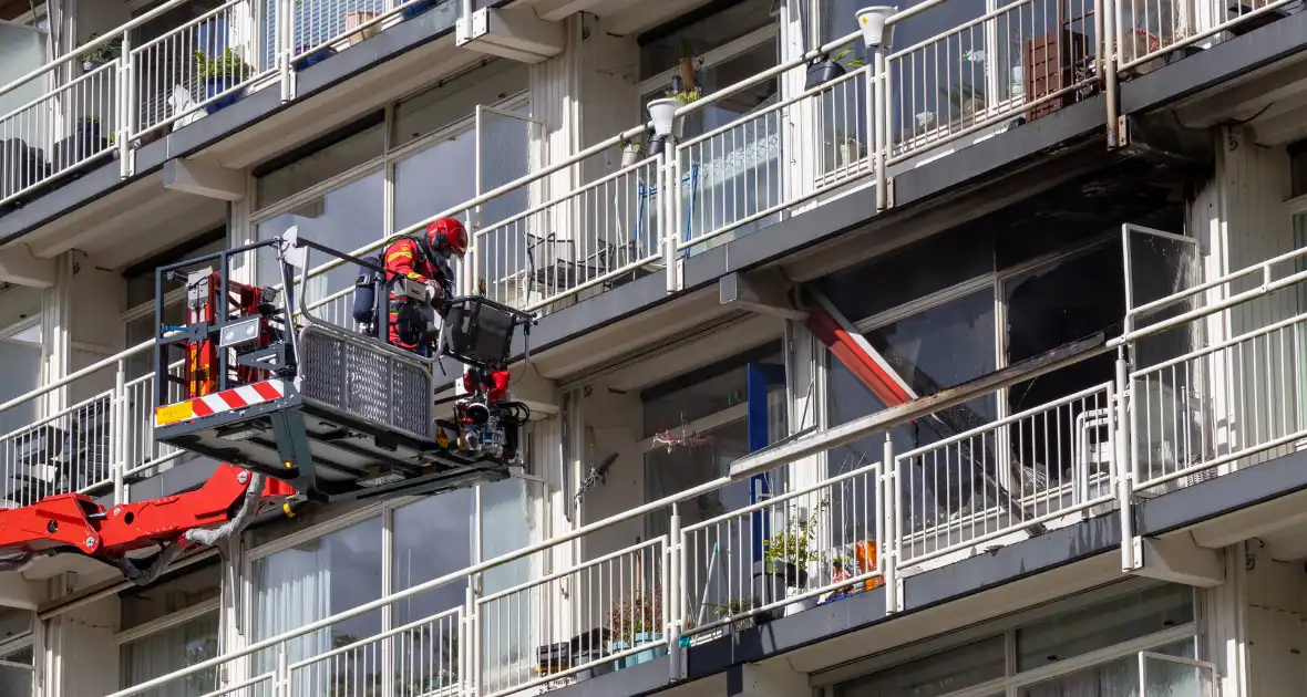 Brandweer druk met grote brand in flatwoning - Foto 1
