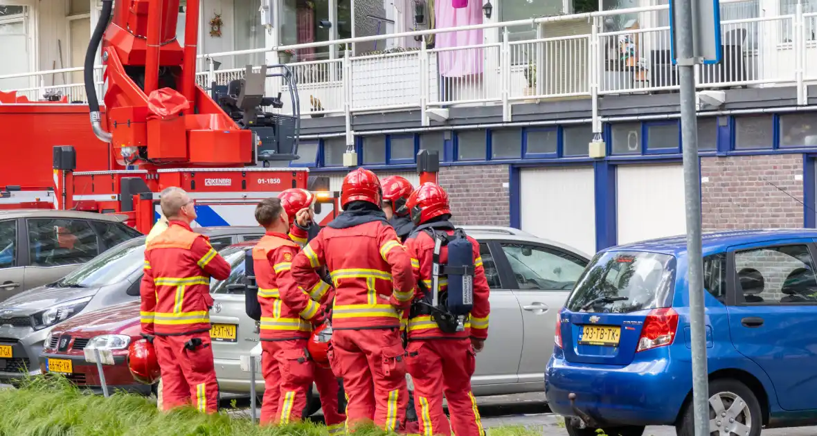 Brandweer druk met grote brand in flatwoning - Foto 3