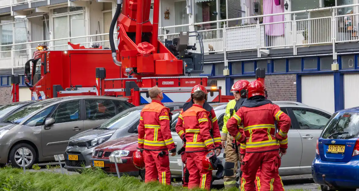 Brandweer druk met grote brand in flatwoning - Foto 4