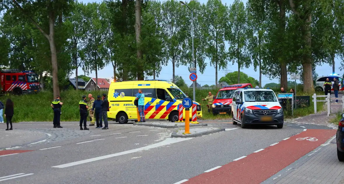 Auto belandt in sloot na eenzijdig ongeval - Foto 1