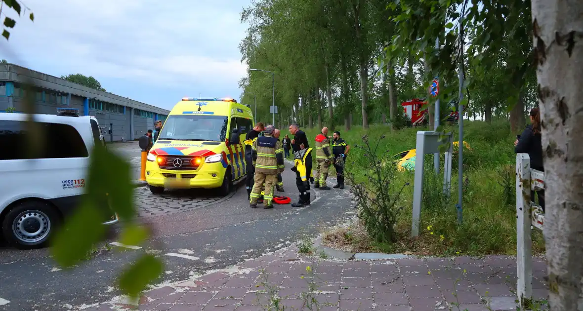 Auto belandt in sloot na eenzijdig ongeval - Foto 2