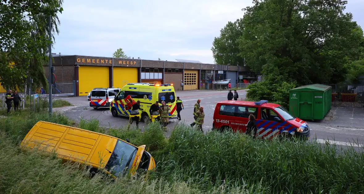 Auto belandt in sloot na eenzijdig ongeval - Foto 3