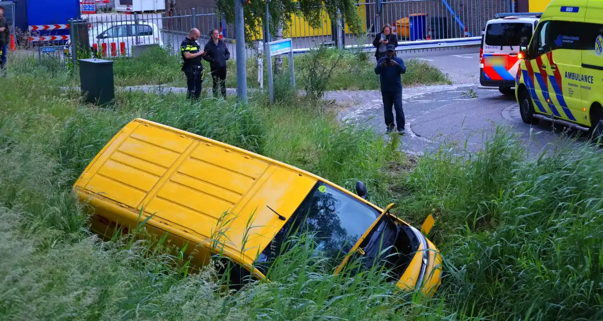 Auto belandt in sloot na eenzijdig ongeval - Foto 4