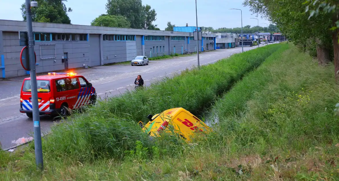 Auto belandt in sloot na eenzijdig ongeval - Foto 7