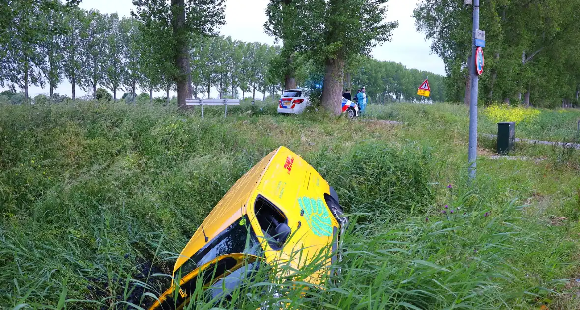 Auto belandt in sloot na eenzijdig ongeval - Foto 8