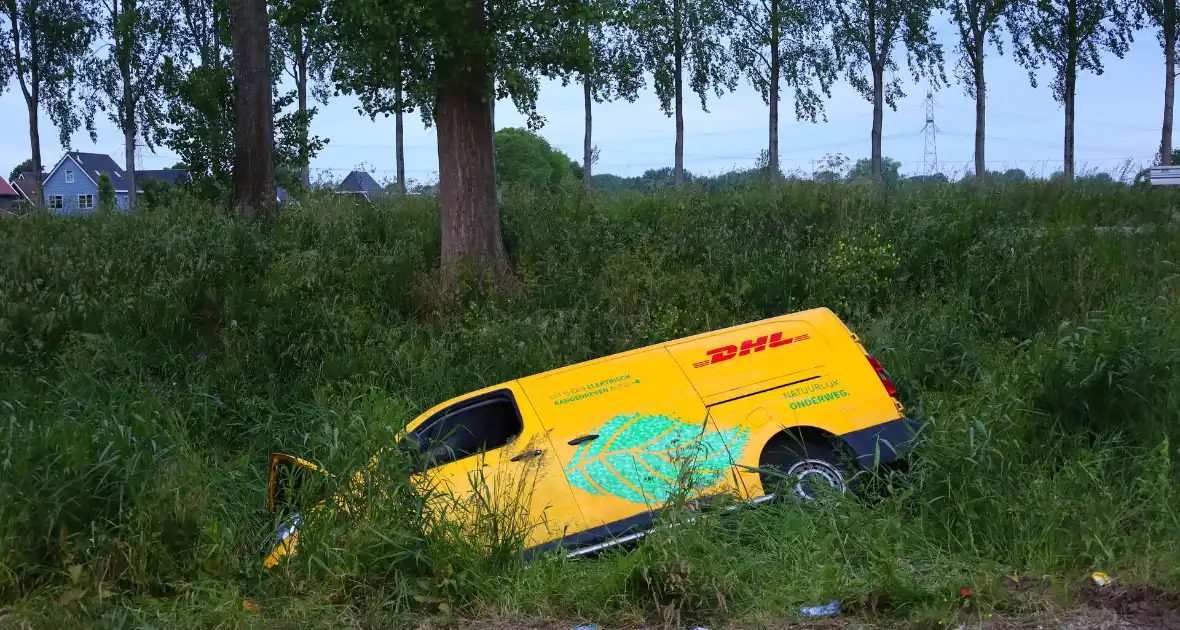 Auto belandt in sloot na eenzijdig ongeval - Foto 9