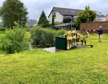 Brandweer redt vastzittende eendjes