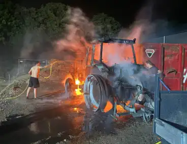 Nachtelijke brand verwoest tractor