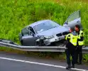 Auto crasht en belandt op vangrail