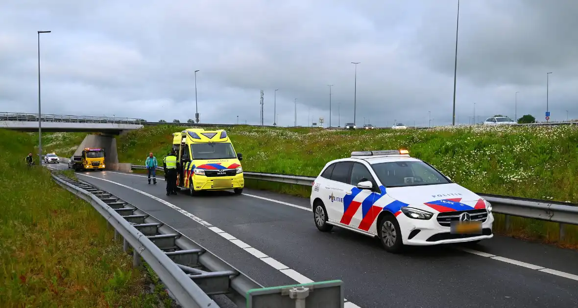 Auto crasht en belandt op vangrail - Foto 1