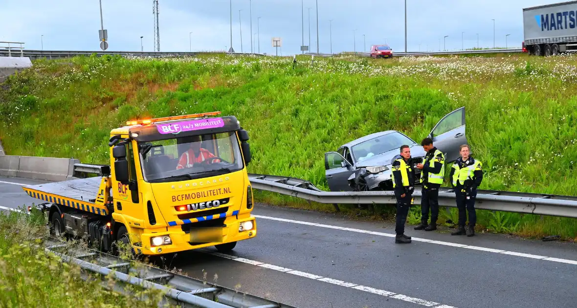 Auto crasht en belandt op vangrail - Foto 2