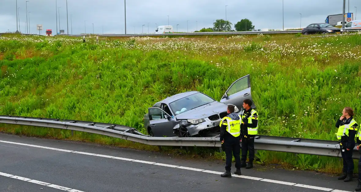 Auto crasht en belandt op vangrail - Foto 3