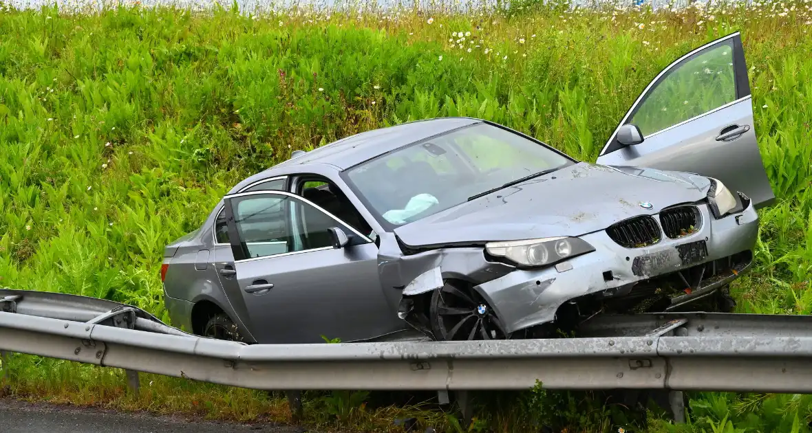 Auto crasht en belandt op vangrail - Foto 4