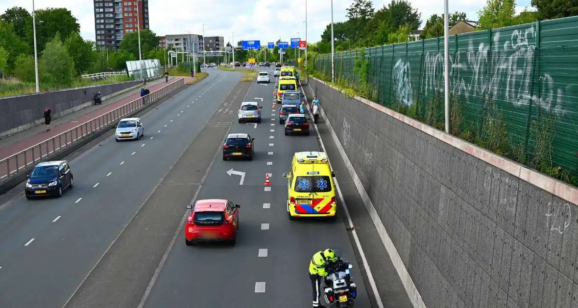 Drie voertuigen botsen op elkaar