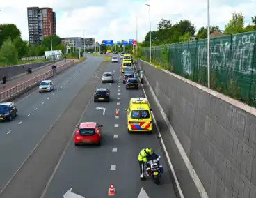 Drie voertuigen botsen op elkaar