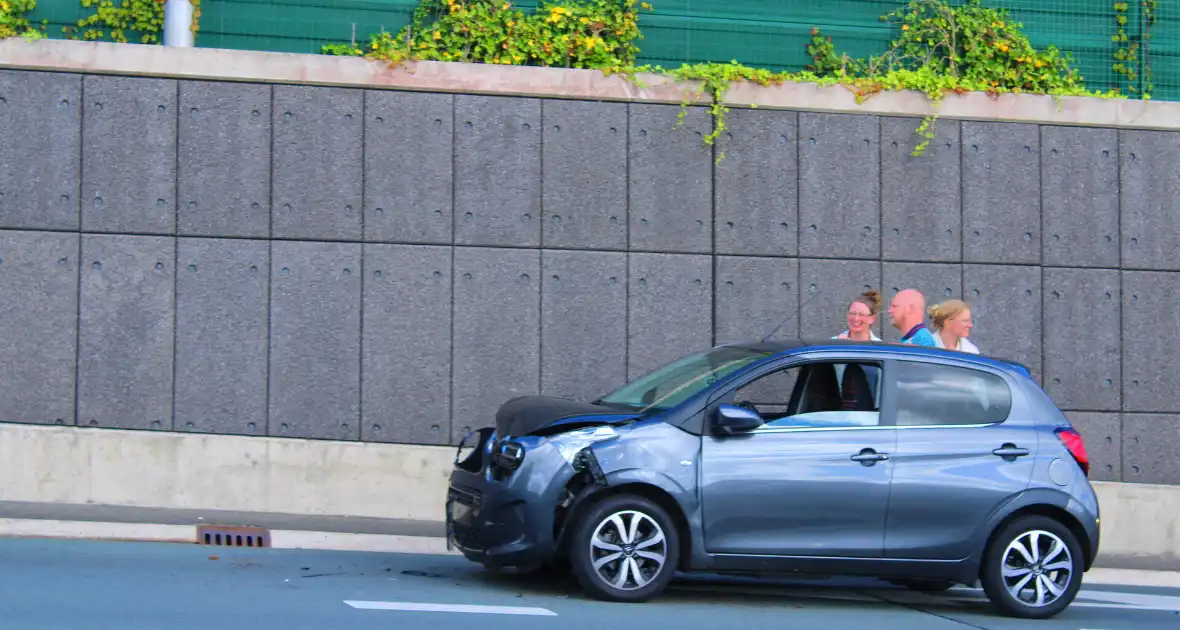 Drie voertuigen botsen op elkaar - Foto 10