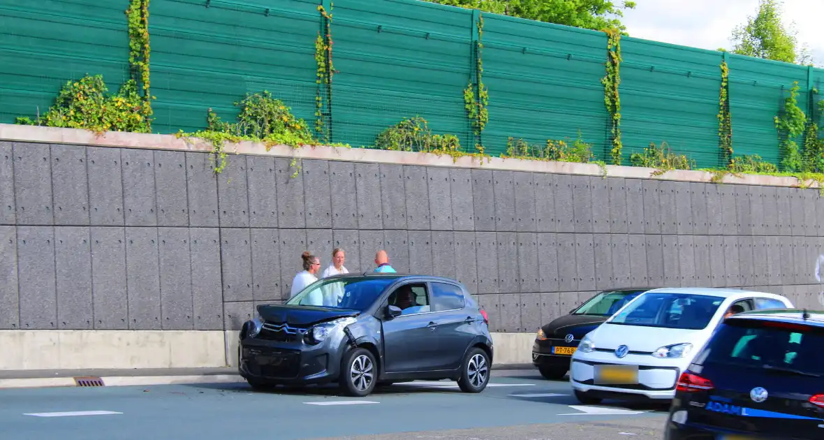 Drie voertuigen botsen op elkaar - Foto 12