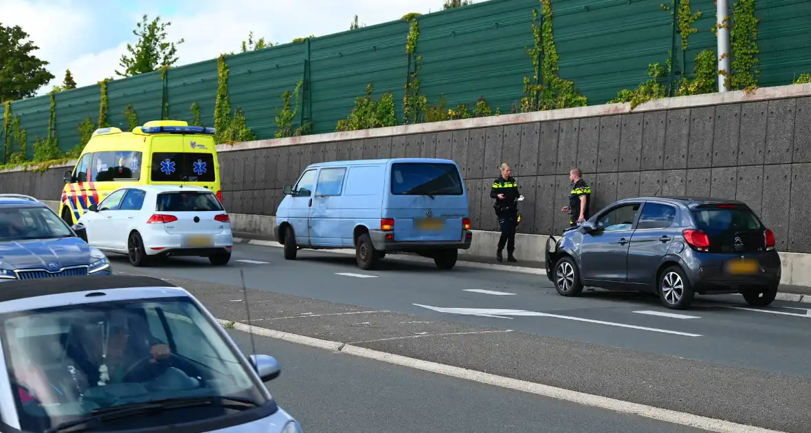 Drie voertuigen botsen op elkaar - Foto 3
