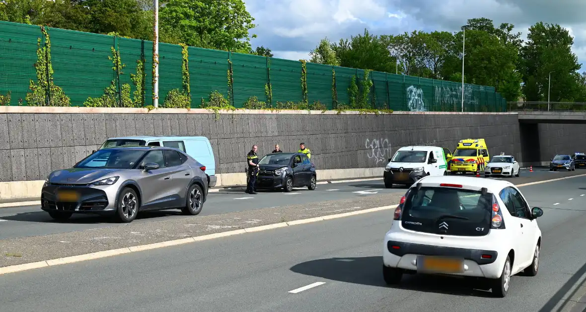 Drie voertuigen botsen op elkaar - Foto 6
