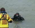 Duikers zoeken naar auto in rivier