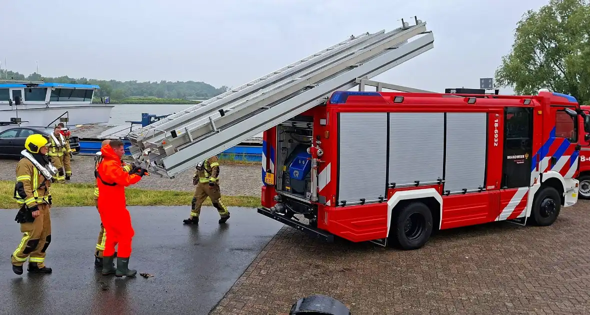 Duikers zoeken naar auto in rivier - Foto 1