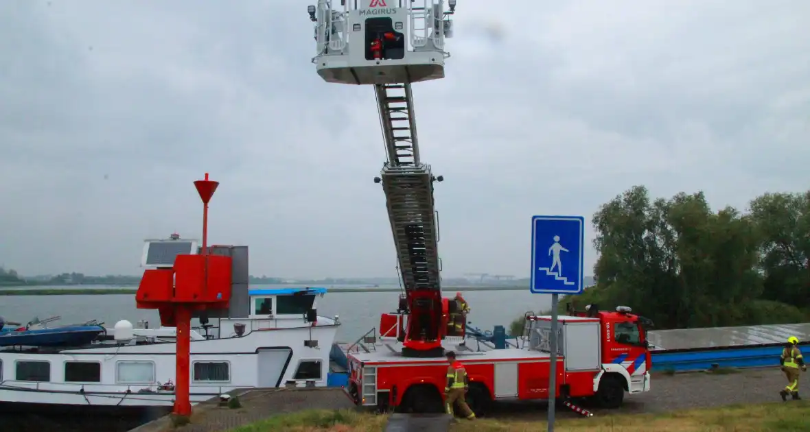 Duikers zoeken naar auto in rivier - Foto 10