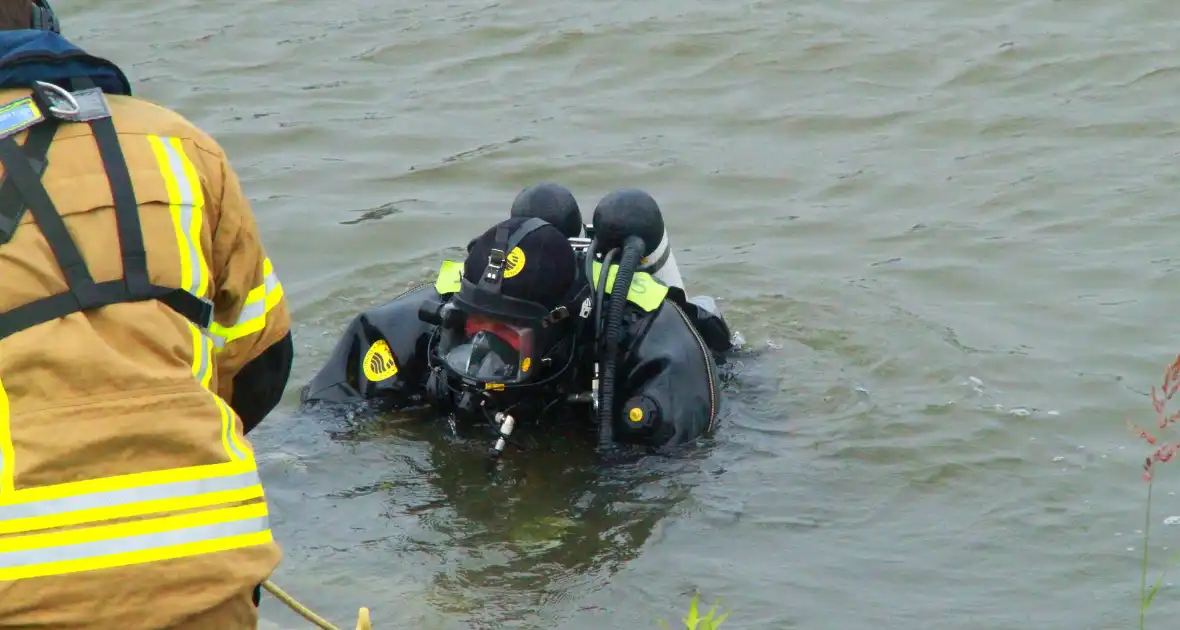 Duikers zoeken naar auto in rivier - Foto 12