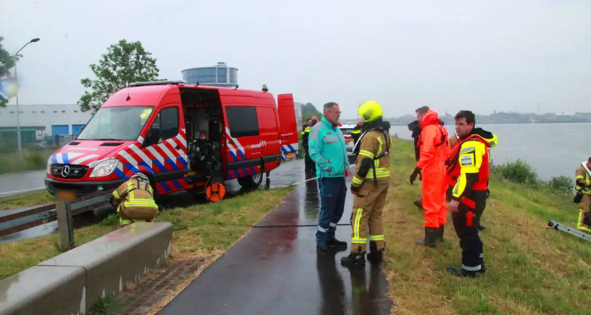Duikers zoeken naar auto in rivier - Foto 14