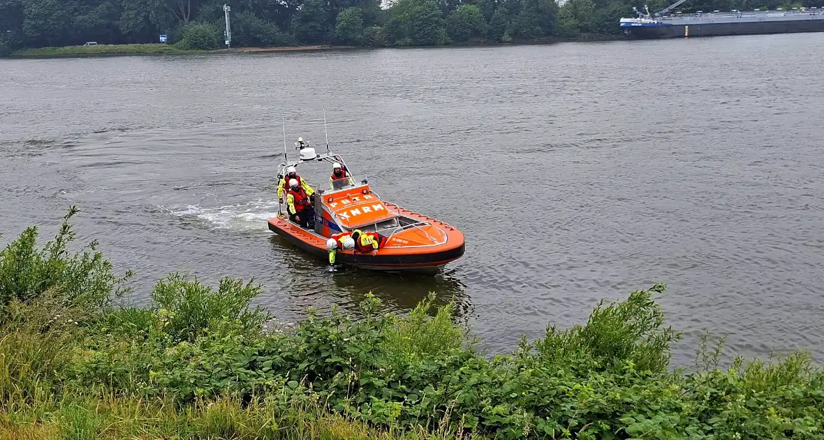 Duikers zoeken naar auto in rivier - Foto 2