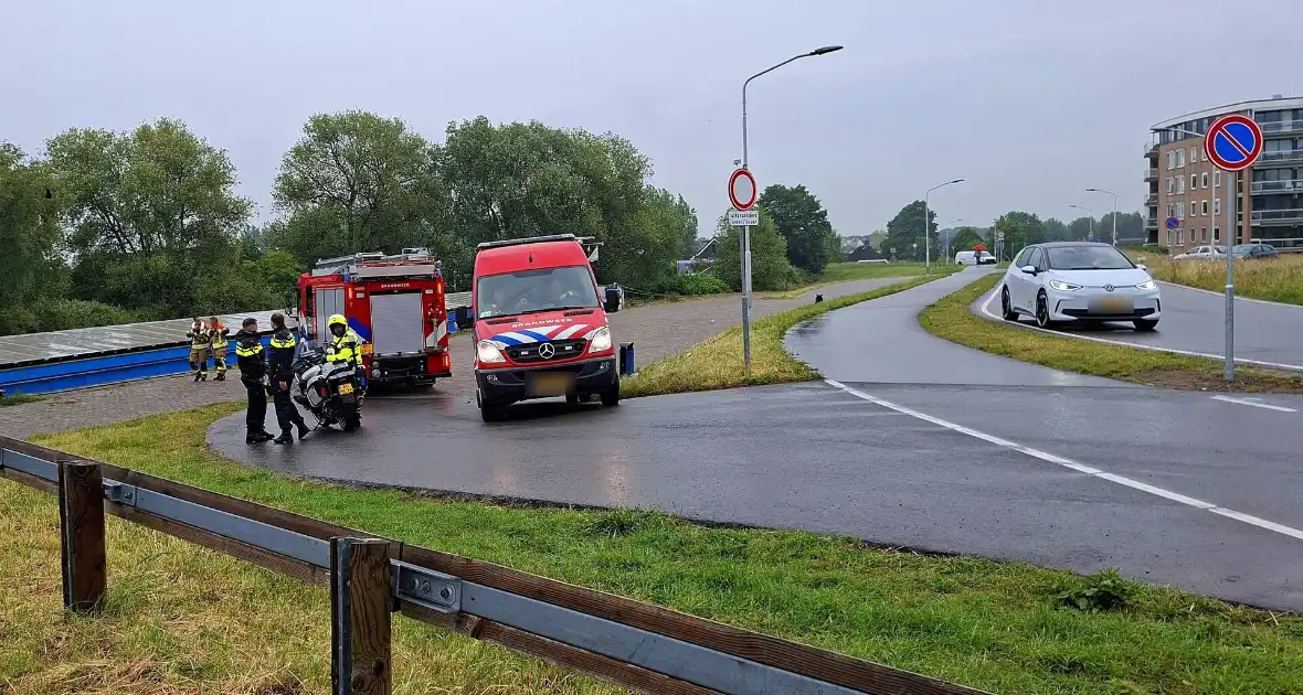 Duikers zoeken naar auto in rivier - Foto 3