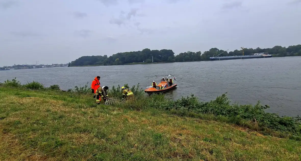 Duikers zoeken naar auto in rivier - Foto 4