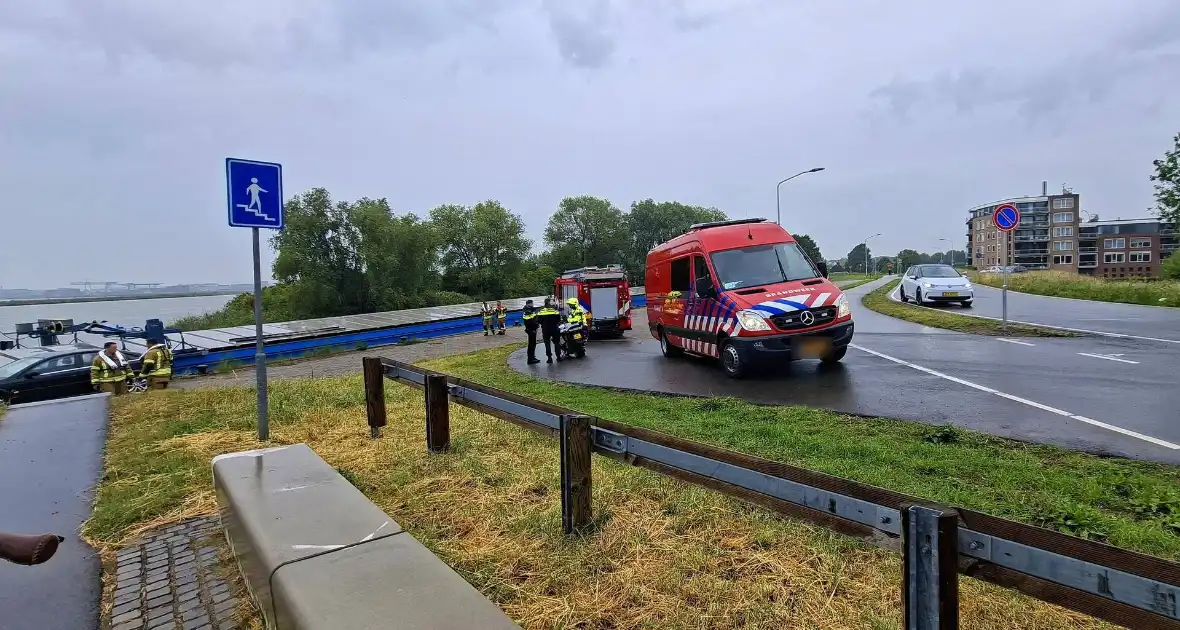 Duikers zoeken naar auto in rivier - Foto 5