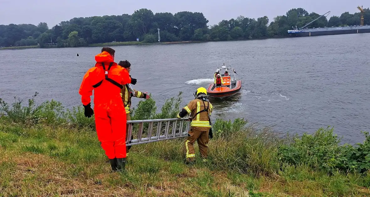 Duikers zoeken naar auto in rivier - Foto 6