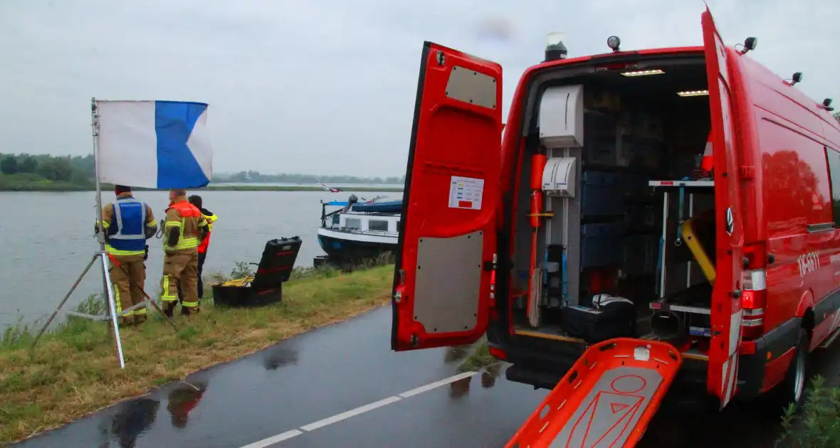 Duikers zoeken naar auto in rivier - Foto 9