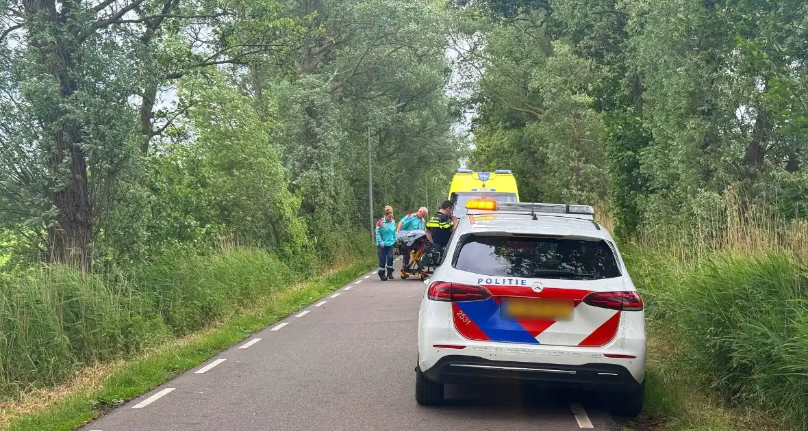 Racefietser raakt gewond bij ongeval - Foto 1