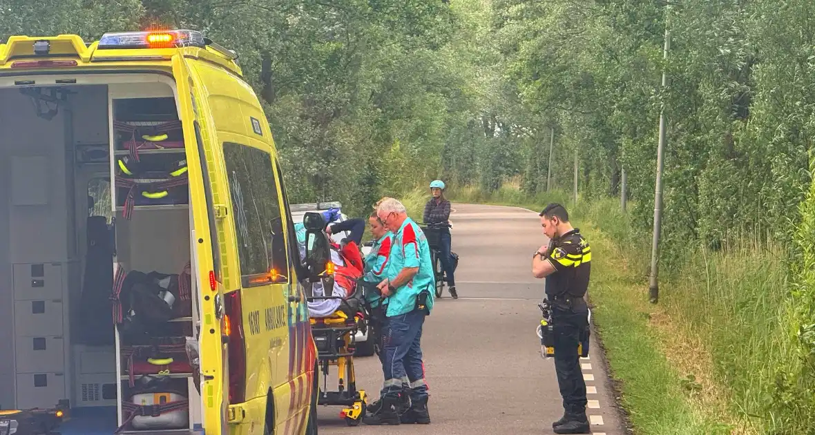 Racefietser raakt gewond bij ongeval - Foto 4