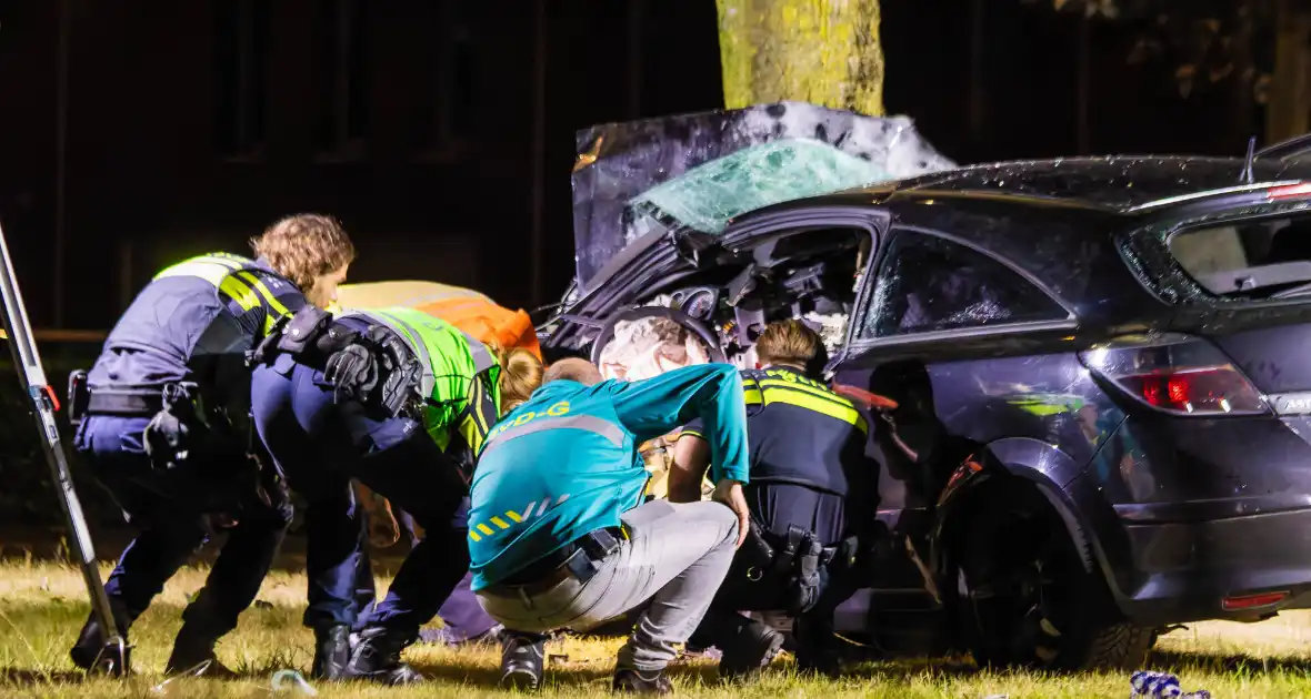 Auto boort zich tegen boom bij zware crash