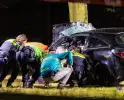 Auto boort zich tegen boom bij zware crash