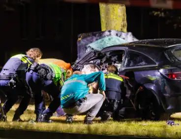 Auto boort zich tegen boom bij zware crash